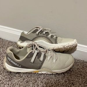 Woman’s Trail glove six sneakers